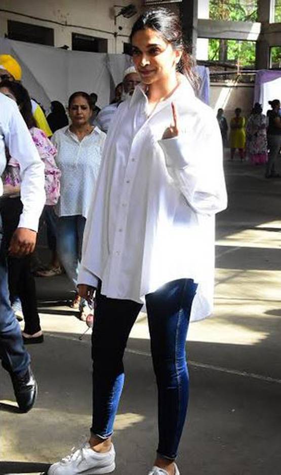 मां संग वोट देने पहुंचीं अनुष्का शर्मा, दीपिका, शाहरुख ने भी डाला वोट