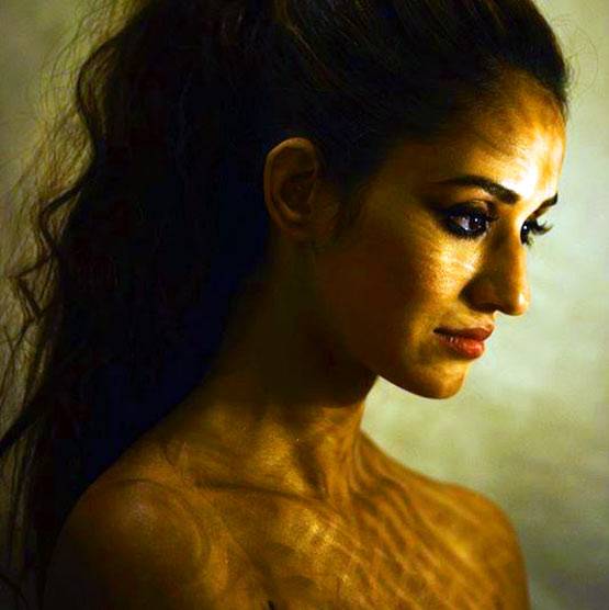 दिशा पाटनी का 'गोल्डन गाउन' में फोटोशूट, वायरल हुई ये तस्वीरें