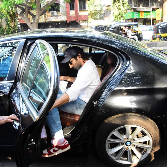 स्क्रिप्ट के साथ नजर आए आलिया-आदित्य, सड़क 2 की तैयारी शुरू