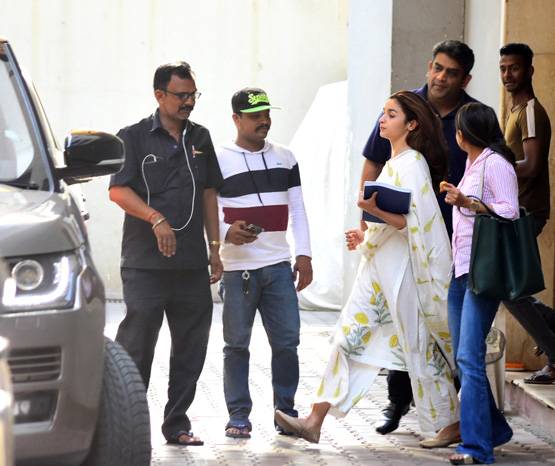 स्क्रिप्ट के साथ नजर आए आलिया-आदित्य, सड़क 2 की तैयारी शुरू