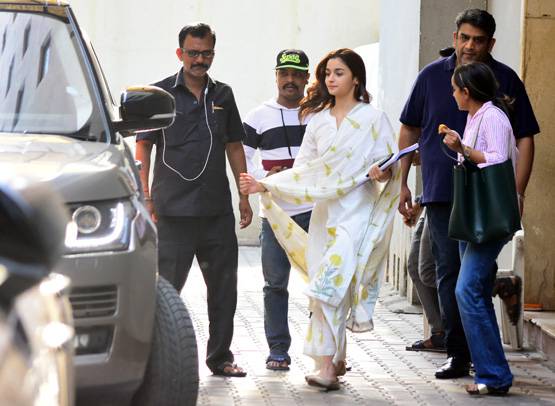 स्क्रिप्ट के साथ नजर आए आलिया-आदित्य, सड़क 2 की तैयारी शुरू