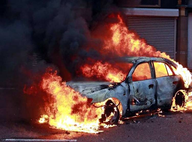कार में खुद को क‍िया बंद, गैस स‍िलेंडर में व‍िस्फोट कर उड़ाया