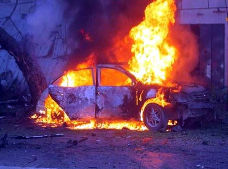 कार में खुद को क‍िया बंद, गैस स‍िलेंडर में व‍िस्फोट कर उड़ाया