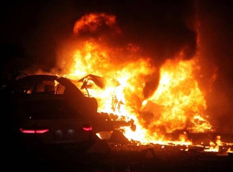 कार में खुद को क‍िया बंद, गैस स‍िलेंडर में व‍िस्फोट कर उड़ाया