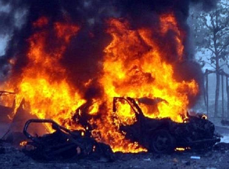 कार में खुद को क‍िया बंद, गैस स‍िलेंडर में व‍िस्फोट कर उड़ाया