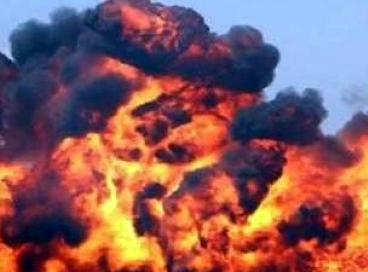 कार में खुद को क‍िया बंद, गैस स‍िलेंडर में व‍िस्फोट कर उड़ाया