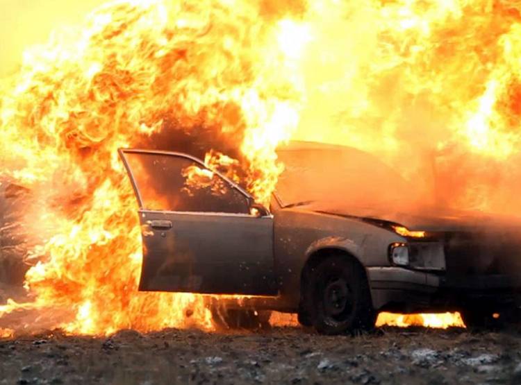 कार में खुद को क‍िया बंद, गैस स‍िलेंडर में व‍िस्फोट कर उड़ाया