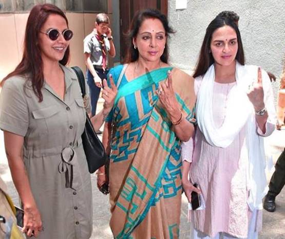 बेटे अभ‍िषेक, बहू ऐश्वर्या संग वोट डालने पहुंचे अमिताभ-जया, PHOTOS