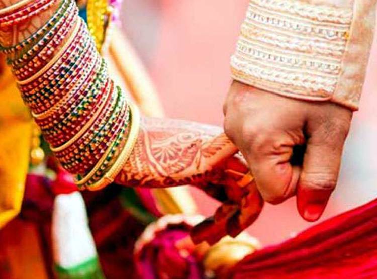 लव मैर‍िज के बाद पत‍ि का बदला रुख, दोस्तों से र‍िलेशन बनाने का डाला दबाव