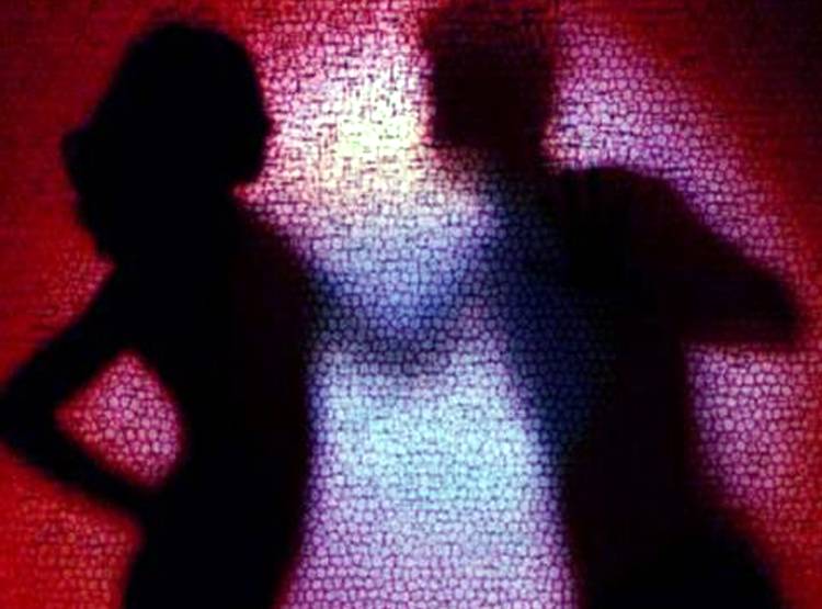 लव मैर‍िज के बाद पत‍ि का बदला रुख, दोस्तों से र‍िलेशन बनाने का डाला दबाव