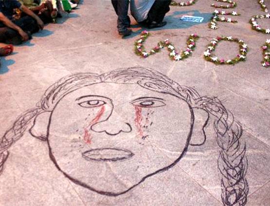 दोस्तों संग जा रही थी लड़की, चलती बस में 6 लोगों ने की छेड़छाड़