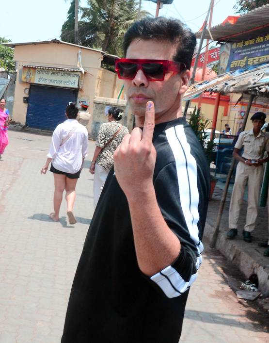 बेटे अभ‍िषेक, बहू ऐश्वर्या संग वोट डालने पहुंचे अमिताभ-जया, PHOTOS