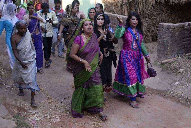 रेल यात्रा के दौरान किन्नर से सामना, वसूली करते धरे गए 73 हजार