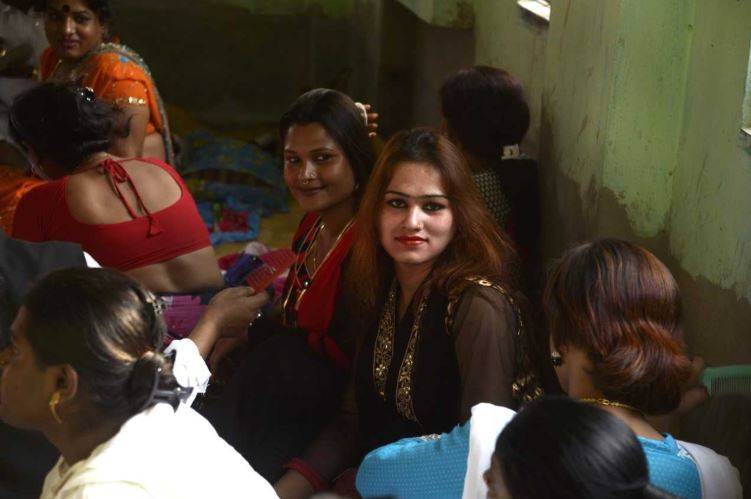 रेल यात्रा के दौरान किन्नर से सामना, वसूली करते धरे गए 73 हजार