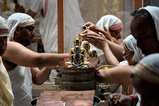 महावीर जयंती पर जैन मंदिरों में उमड़ी श्रद्धालुओं की भीड़, देखें PHOTOS