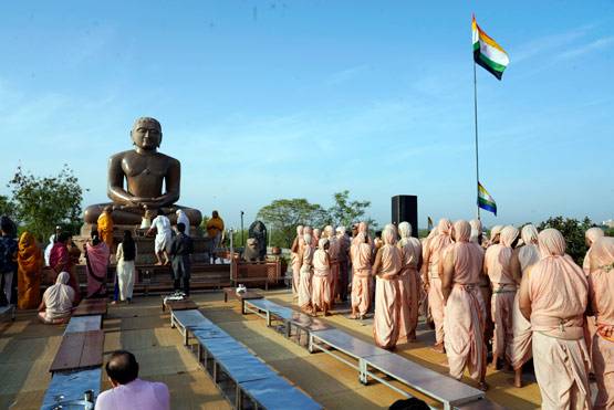 महावीर जयंती पर जैन मंदिरों में उमड़ी श्रद्धालुओं की भीड़, देखें PHOTOS