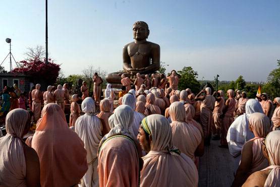महावीर जयंती पर जैन मंदिरों में उमड़ी श्रद्धालुओं की भीड़, देखें PHOTOS