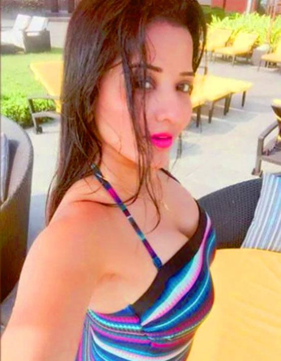 भोजपुरी एक्ट्रेस मोनालिसा ने बाथटब में दिया पोज़, वायरल हो रहीं तस्वीरें