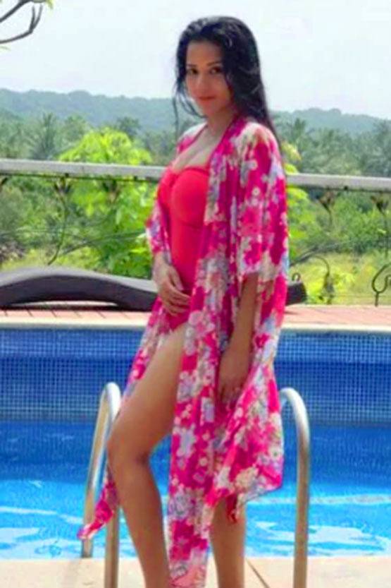 भोजपुरी एक्ट्रेस मोनालिसा ने बाथटब में दिया पोज़, वायरल हो रहीं तस्वीरें