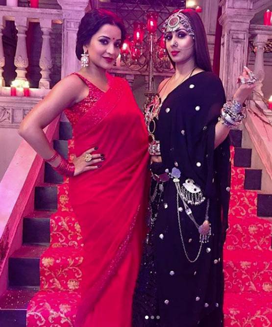 भोजपुरी एक्ट्रेस मोनालिसा ने बाथटब में दिया पोज़, वायरल हो रहीं तस्वीरें