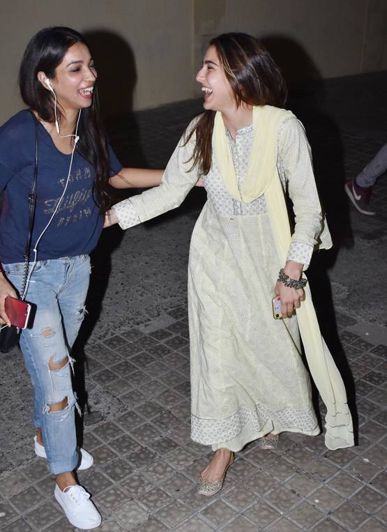 PHOTOS: मां अमृता और भाई इब्राह‍िम संग सारा अली खान की मूवी डेट