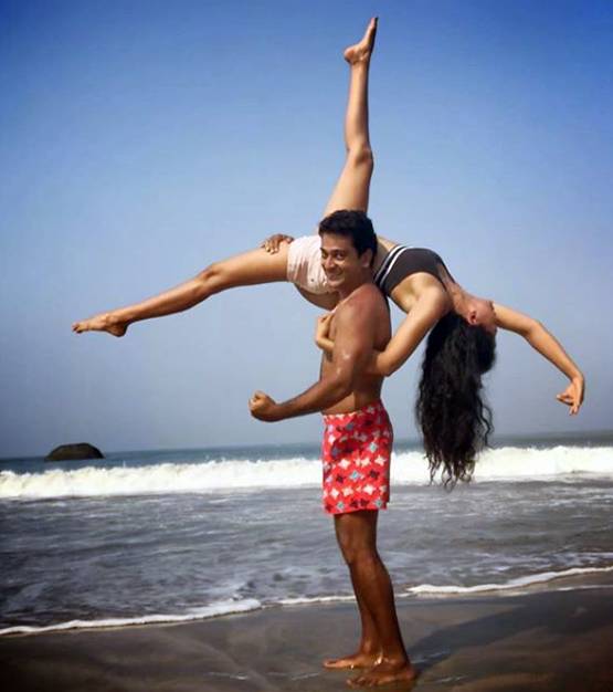 कविता कौशिक ने पति संग किया योगा, तस्वीरें दे रही हैं फिटनेस गोल्स