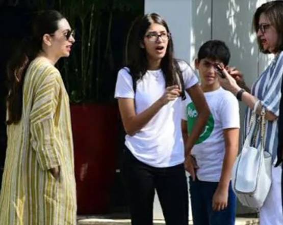 करीना और बेटी समायरा संग करिश्मा की क्यूट सेल्फी, वायरल