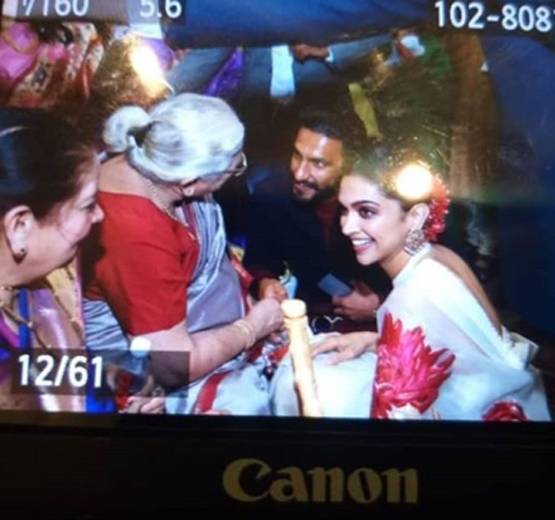 शादी में दिखी दीपिका पादुकोण-रणवीर की जोड़ी, वायरल हैं तस्वीरें