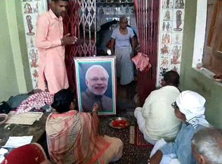 यहां बना पीएम मोदी का 'मंद‍िर', भक्तों ने रखे नौ द‍िन का व्रत