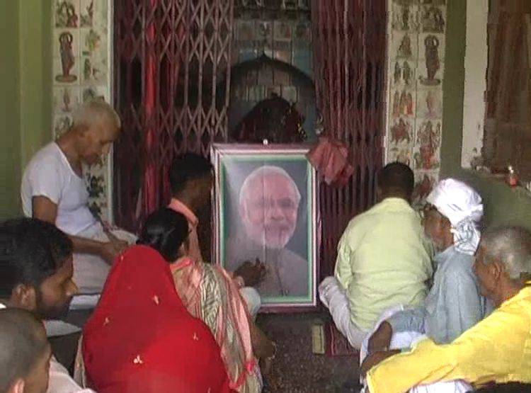 यहां बना पीएम मोदी का 'मंद‍िर', भक्तों ने रखे नौ द‍िन का व्रत