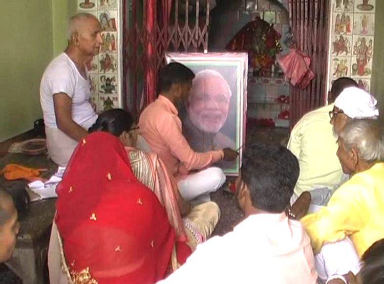 यहां बना पीएम मोदी का 'मंद‍िर', भक्तों ने रखे नौ द‍िन का व्रत