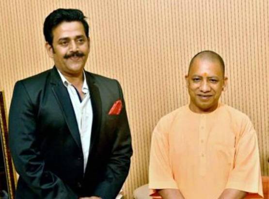 नहीं ये फिल्म सेट नहीं, गोरखपुर में रवि किशन के नामांकन की तैयारी है