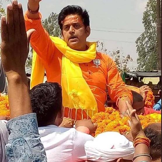 नहीं ये फिल्म सेट नहीं, गोरखपुर में रवि किशन के नामांकन की तैयारी है