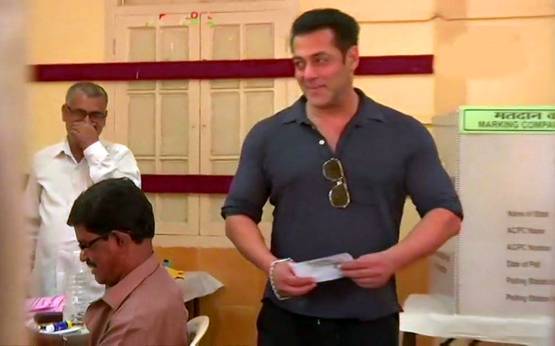 बेटे अभ‍िषेक, बहू ऐश्वर्या संग वोट डालने पहुंचे अमिताभ-जया, PHOTOS