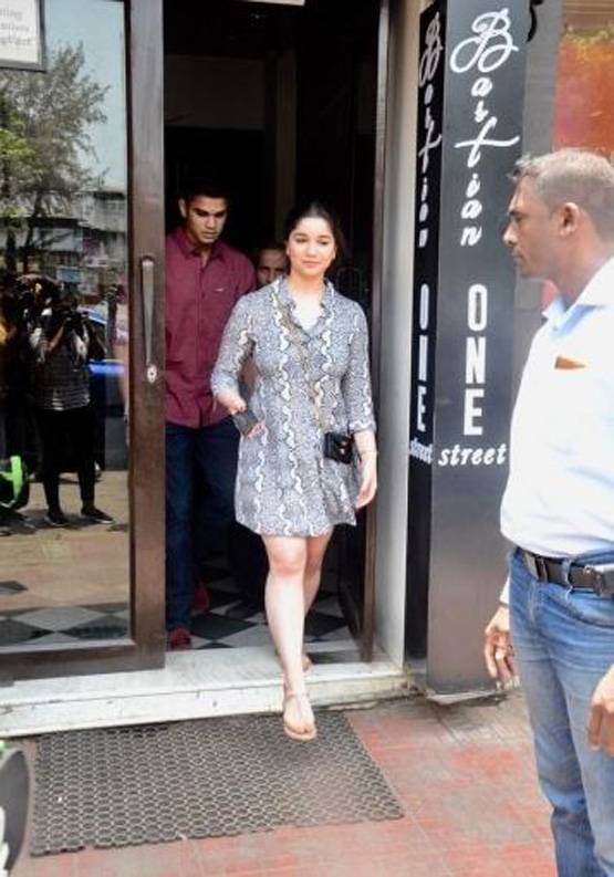 भाई अर्जुन संग लंच पर निकलीं सारा तेंदुलकर, इस अंदाज में आईं नजर