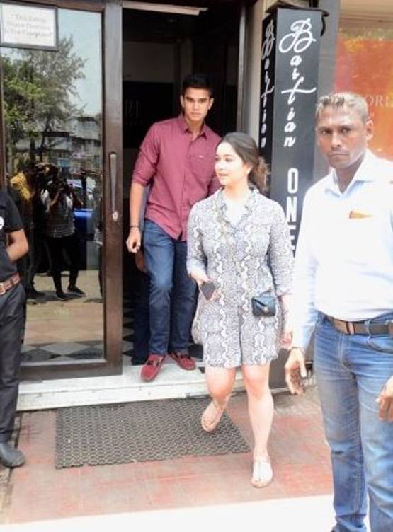 भाई अर्जुन संग लंच पर निकलीं सारा तेंदुलकर, इस अंदाज में आईं नजर