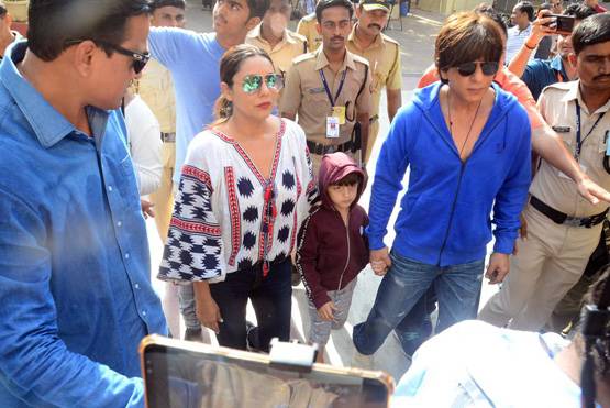 मां संग वोट देने पहुंचीं अनुष्का शर्मा, दीपिका, शाहरुख ने भी डाला वोट