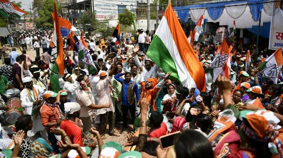 सोनिया गांधी ने भरा पर्चा, प्रियंका के बेटे रेहान भी दिखे साथ