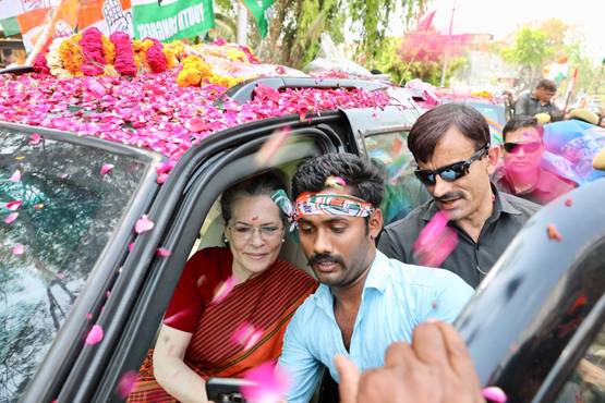 सोनिया गांधी ने भरा पर्चा, प्रियंका के बेटे रेहान भी दिखे साथ