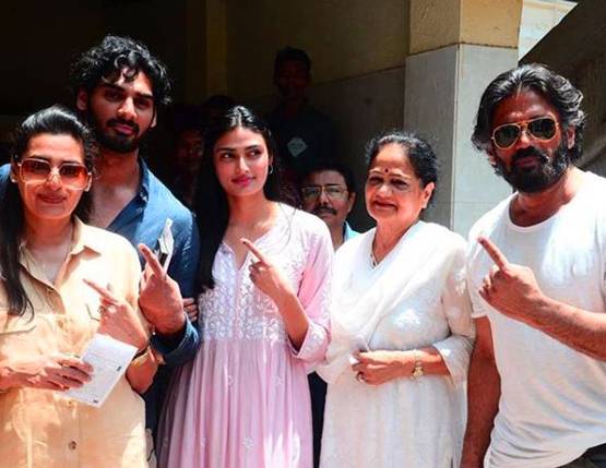 बेटे अभ‍िषेक, बहू ऐश्वर्या संग वोट डालने पहुंचे अमिताभ-जया, PHOTOS