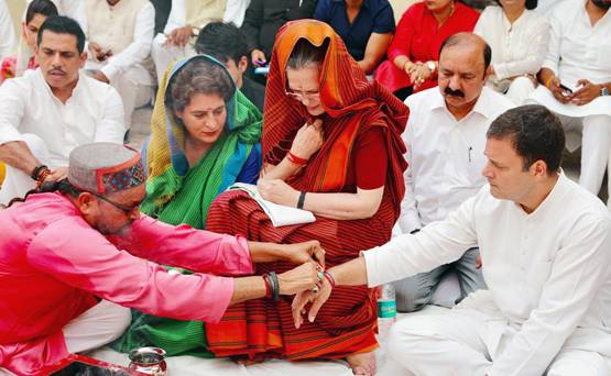 सोनिया गांधी ने भरा पर्चा, प्रियंका के बेटे रेहान भी दिखे साथ