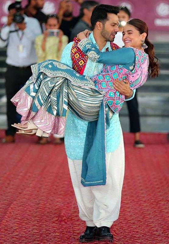 कलंक:प्रमोशन के लिए जालंधर पहुंचे वरुण-आलिया, वायुसेना अफसरों संग खिंचाई फोटो