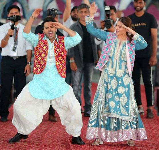 कलंक:प्रमोशन के लिए जालंधर पहुंचे वरुण-आलिया, वायुसेना अफसरों संग खिंचाई फोटो