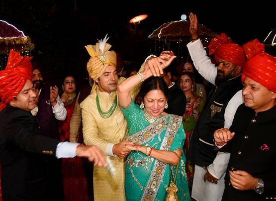 घोड़ी चढ़े टीवी एक्टर शरद मल्होत्रा, रिप्सी भाटिया संग लिए 7 फेरे