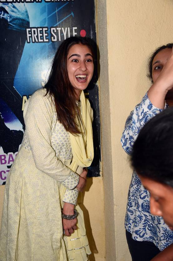 PHOTOS: मां अमृता और भाई इब्राह‍िम संग सारा अली खान की मूवी डेट