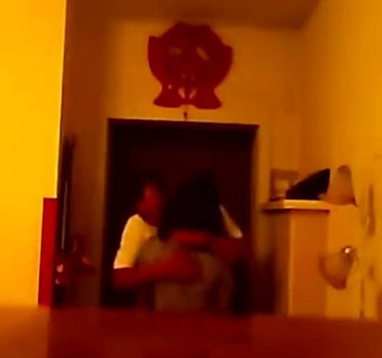 दोस्त संग चीटिंग कर रही थी पत्नी, गलती से कैमरे में रिकॉर्ड हुआ VIDEO