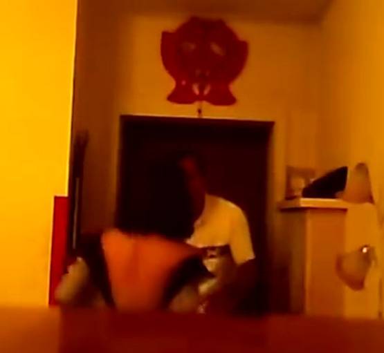 दोस्त संग चीटिंग कर रही थी पत्नी, गलती से कैमरे में रिकॉर्ड हुआ VIDEO