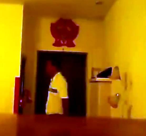 दोस्त संग चीटिंग कर रही थी पत्नी, गलती से कैमरे में रिकॉर्ड हुआ VIDEO