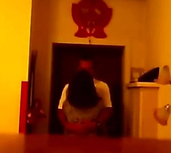 दोस्त संग चीटिंग कर रही थी पत्नी, गलती से कैमरे में रिकॉर्ड हुआ VIDEO