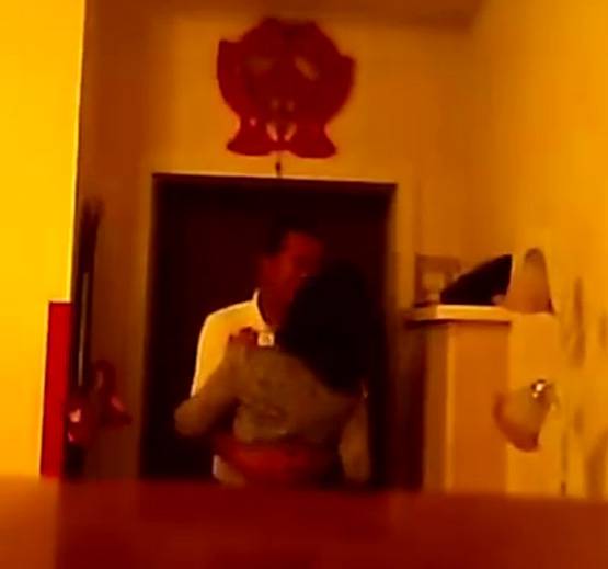 दोस्त संग चीटिंग कर रही थी पत्नी, गलती से कैमरे में रिकॉर्ड हुआ VIDEO